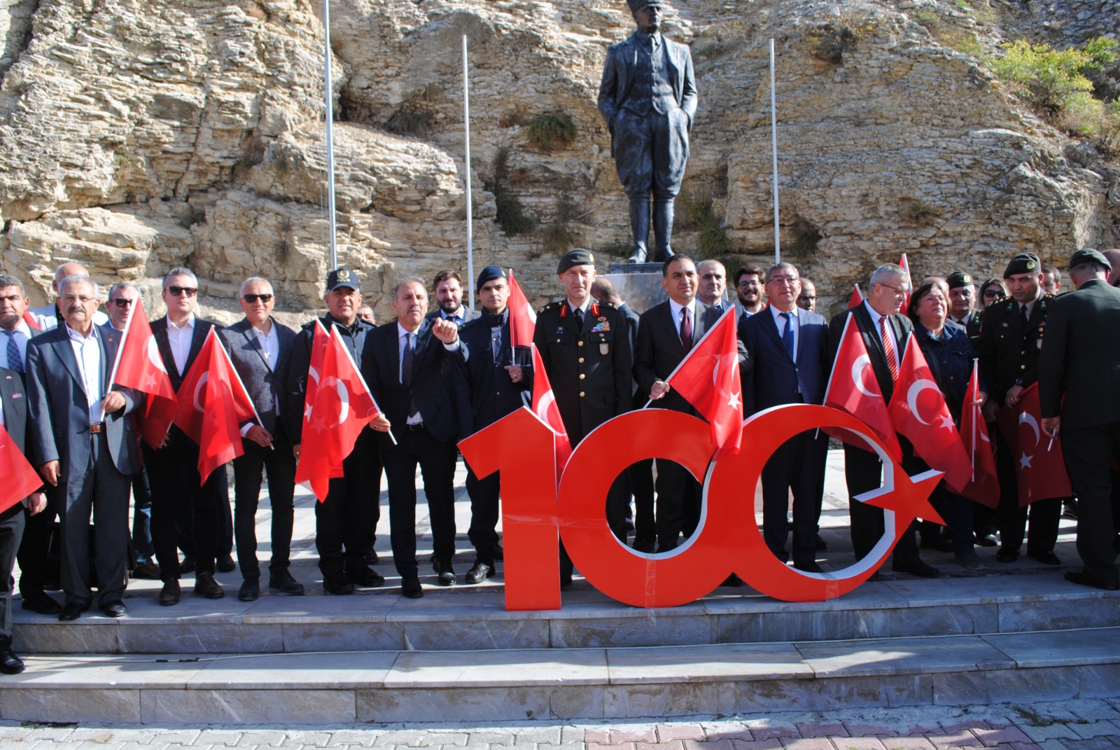 Eğirdir'de 100. yıl coşkusu Türk bayrağı ve yürüyüş!