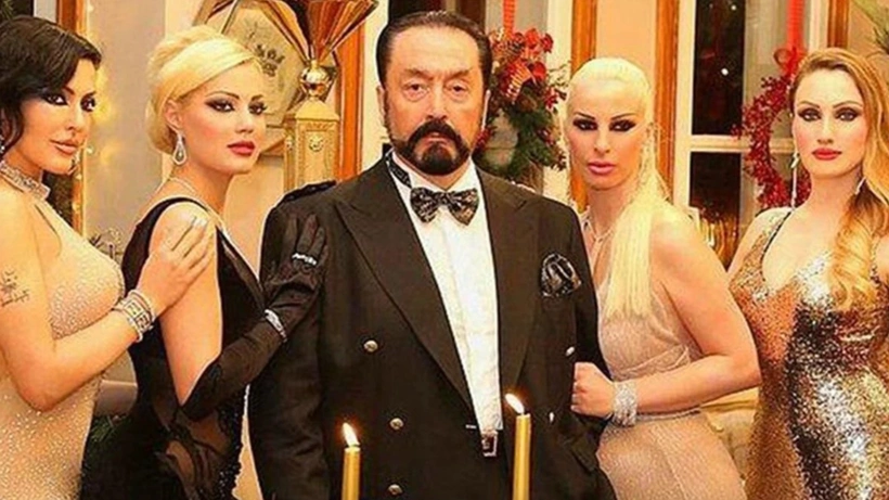 Adnan Oktar'ın karşısında dans eden kadınlar açıkladı: 'Onun istediği bir şey'