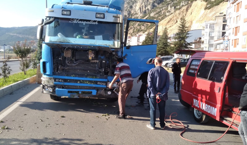 Isparta'da tırın lastiği patladı karşı kaldırıma geçti