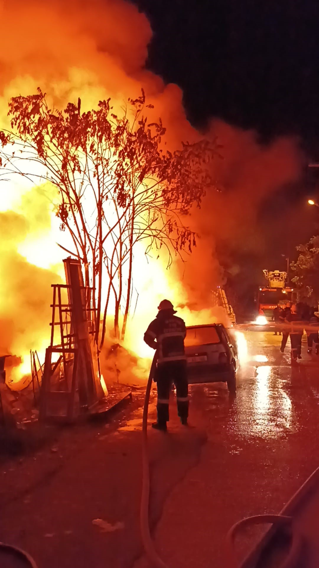 Burdur'da çıkan yangında 30 ton tahta yandı