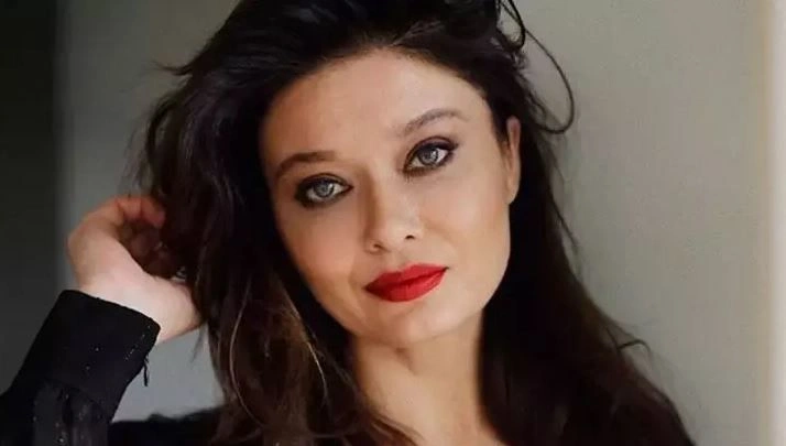 Ünlü oyuncu Nurgül Yeşilçay, yıllar sonra bir dizi hakkında şaşırtıcı bir itiraf yaptı. Yeşilçay, 2002-2003 yıllarında ‘Bahar’ karakterini canlandırdığı 'Asmalı Konak’tan aldığı ücretin 10 katını teklif eden bir yapımcının teklifini senaryoya bakmadan kabul ettiğini söyledi.