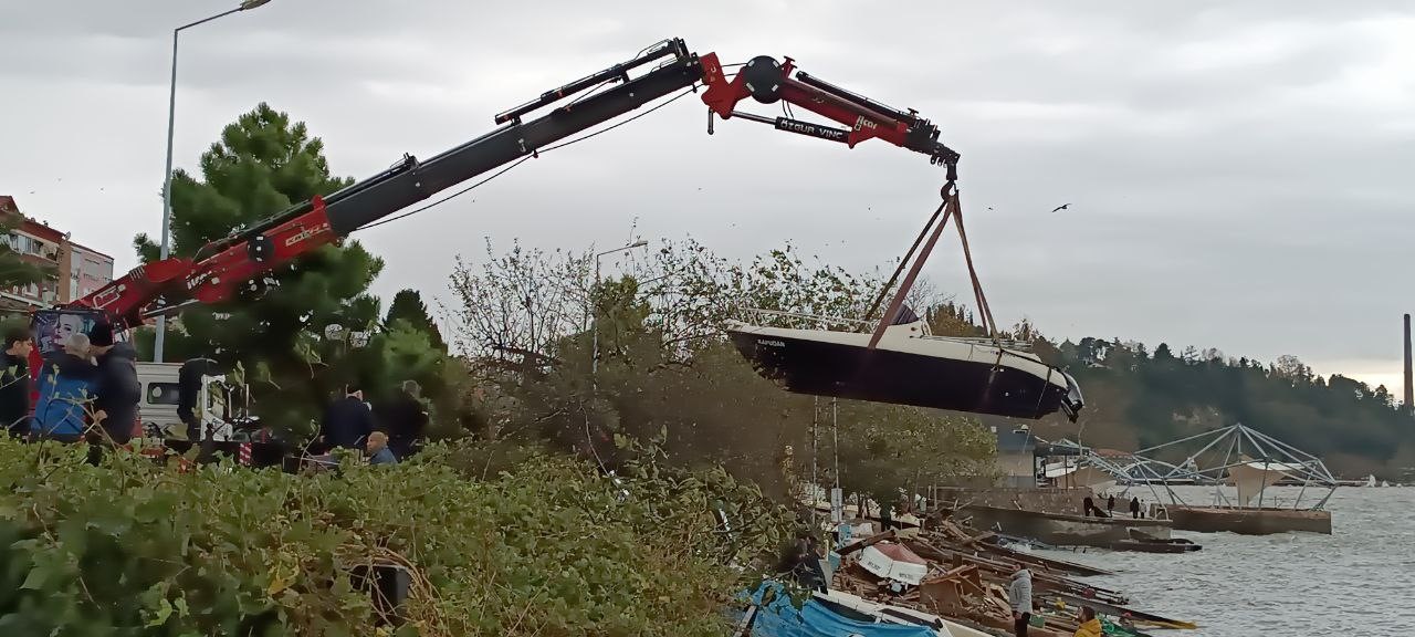 Fırtına 92 balıkçı gemisine zarar verdi