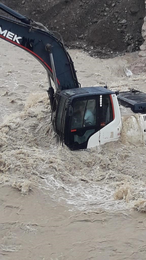 Selde mahsur kalan kepçe operatörü kurtarıldı