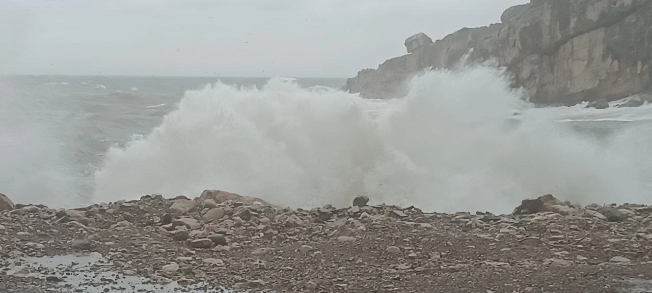 Amasra'da şiddetli fırtına sonrası deniz dalgaları 8 metreyi aştı