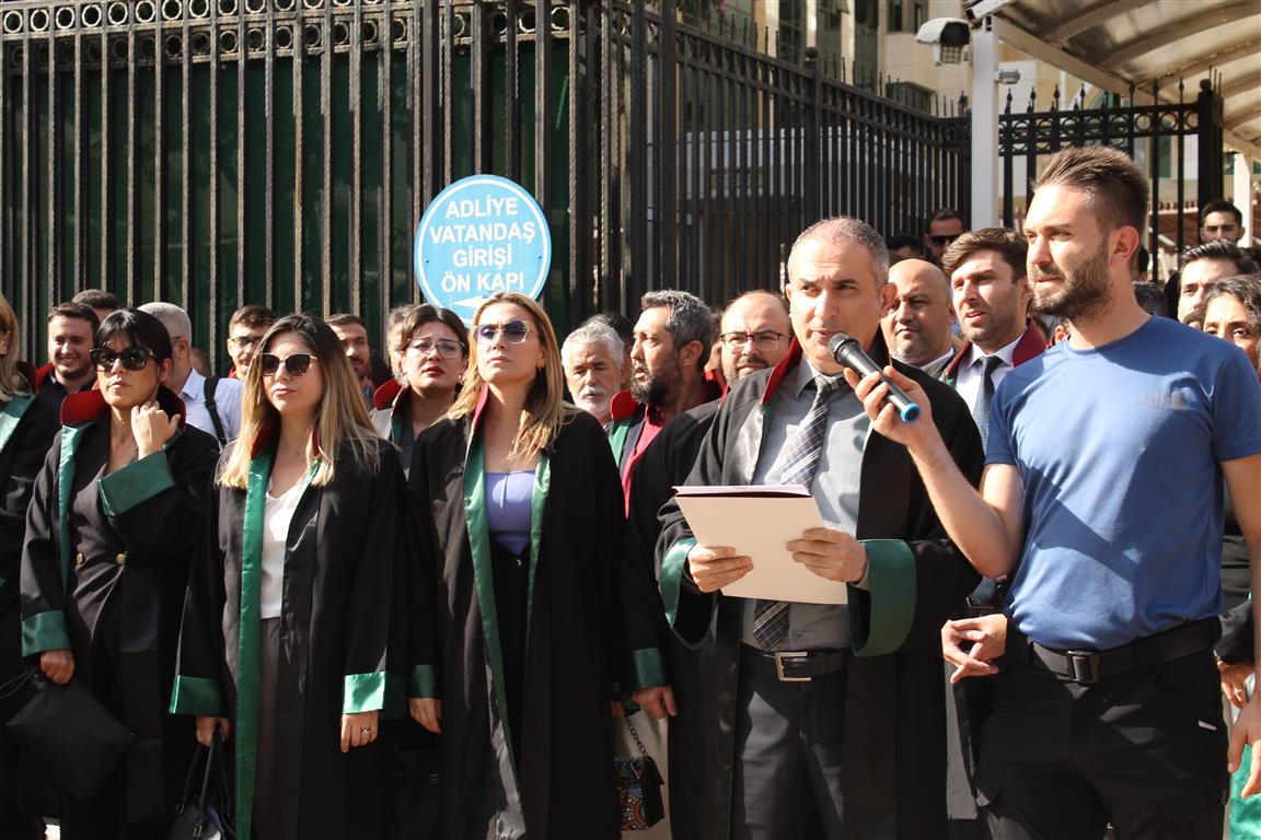 ANTALYA-ANAYASA-MAHKEMESINI-PROTESTO-ETTI-2-Medium