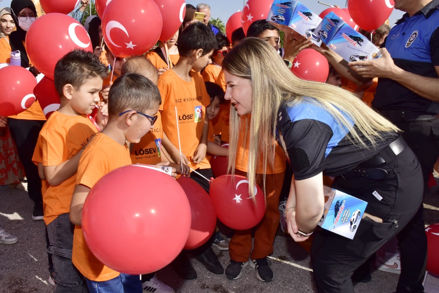 Adana polisi çocukların hayallerini renklendirdi