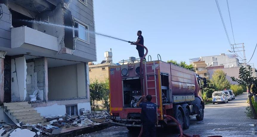 Ağır hasarlı binada yangın itfaiye ekipleri hızla müdahale etti!