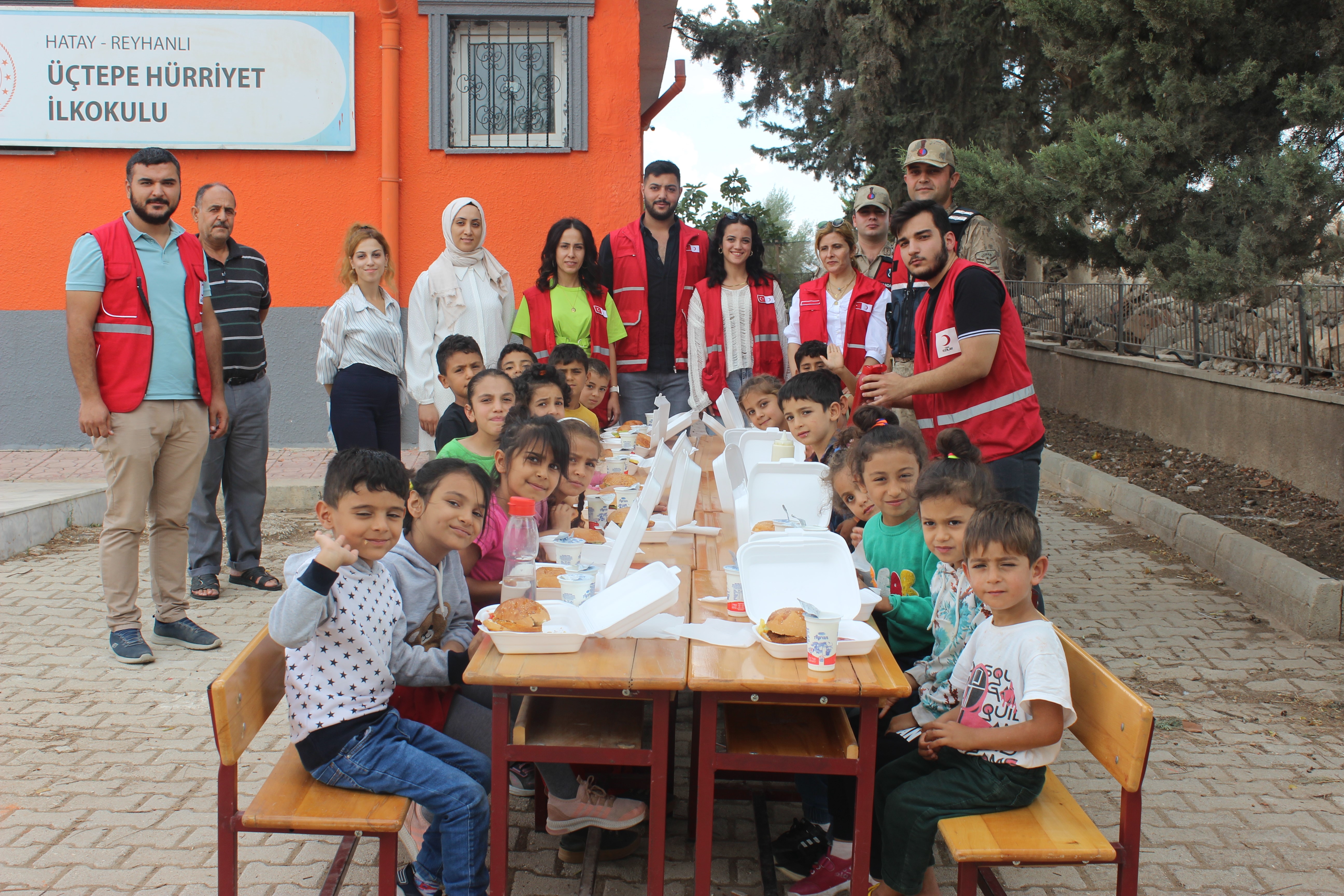 Jandarma iş birliğiyle öğrencilere hamburger keyfi!