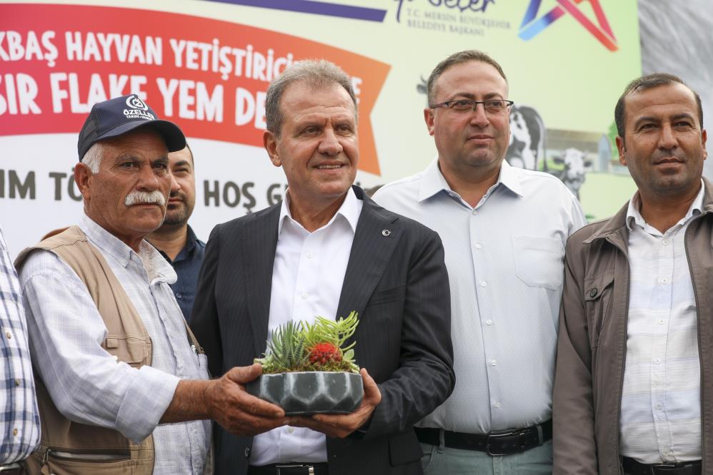 Mersin büyükşehir belediyesi Tarsus'taki üreticilere yem desteği sağladı