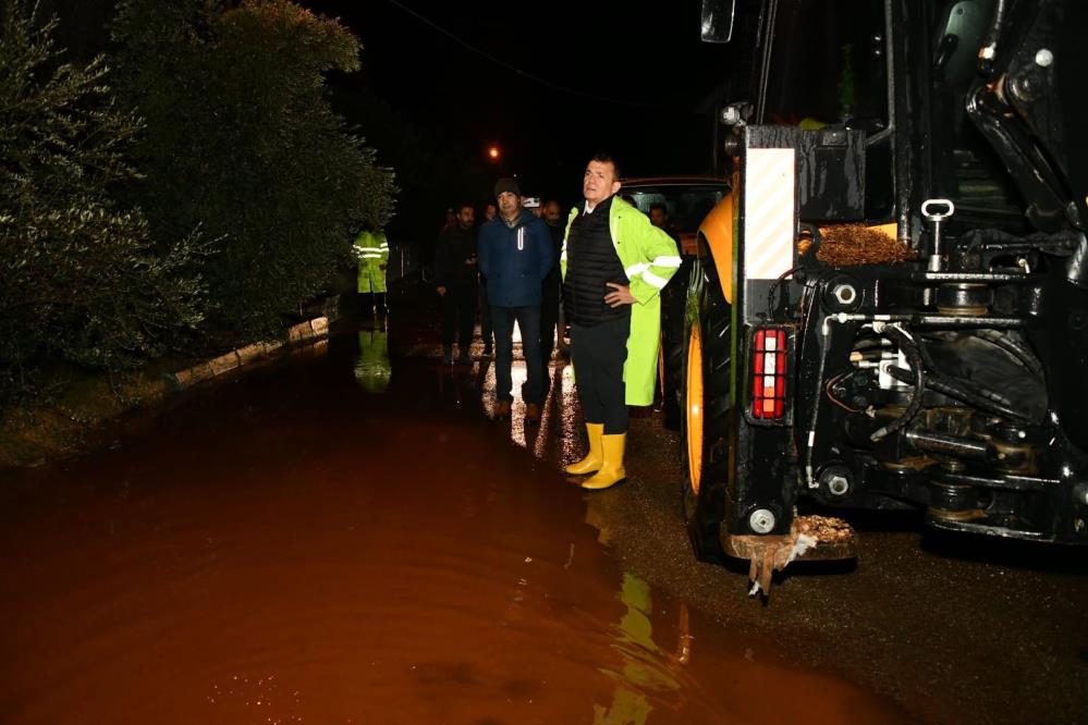 Şiddetli yağış ve fırtına sonrası belediye ekipleri hızla müdahale etti!