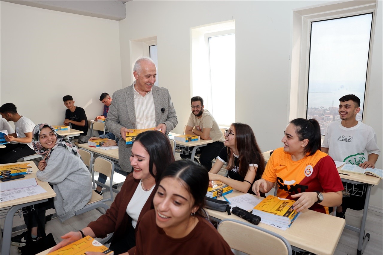 Akdeniz Belediyesi'nden üniversiteye hazırlanan gençlere kitap desteği