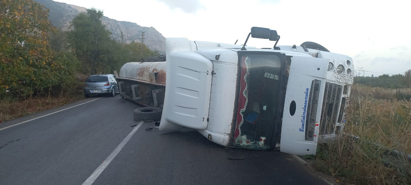 Isparta’da asfalt yüklü tır devrildi