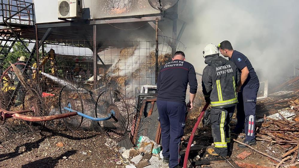 Kemer’de Fırtına Sonrası Temizlik Çalışmaları Başladı