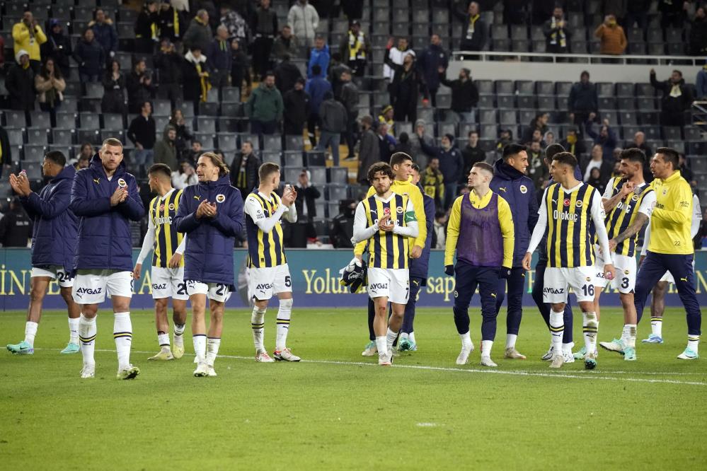 Fenerbahçe liderliği bırakmıyor