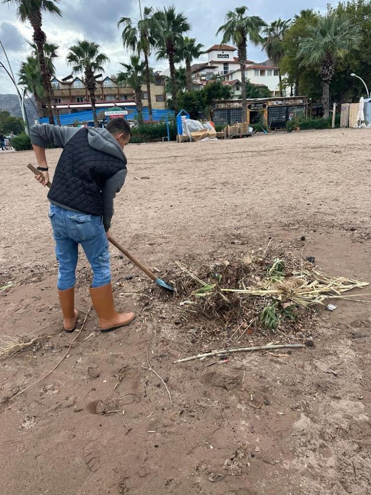 Marmaris'te lodosun ardından sahil temizliği yapıldı