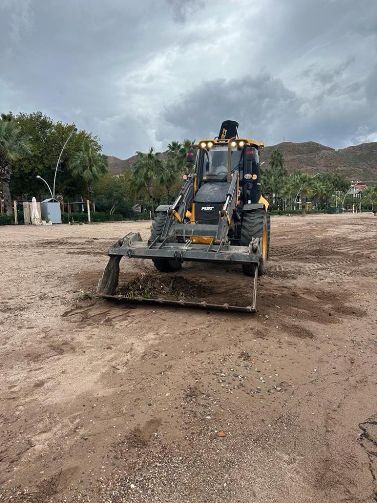 Marmaris'te lodosun ardından sahil temizliği yapıldı