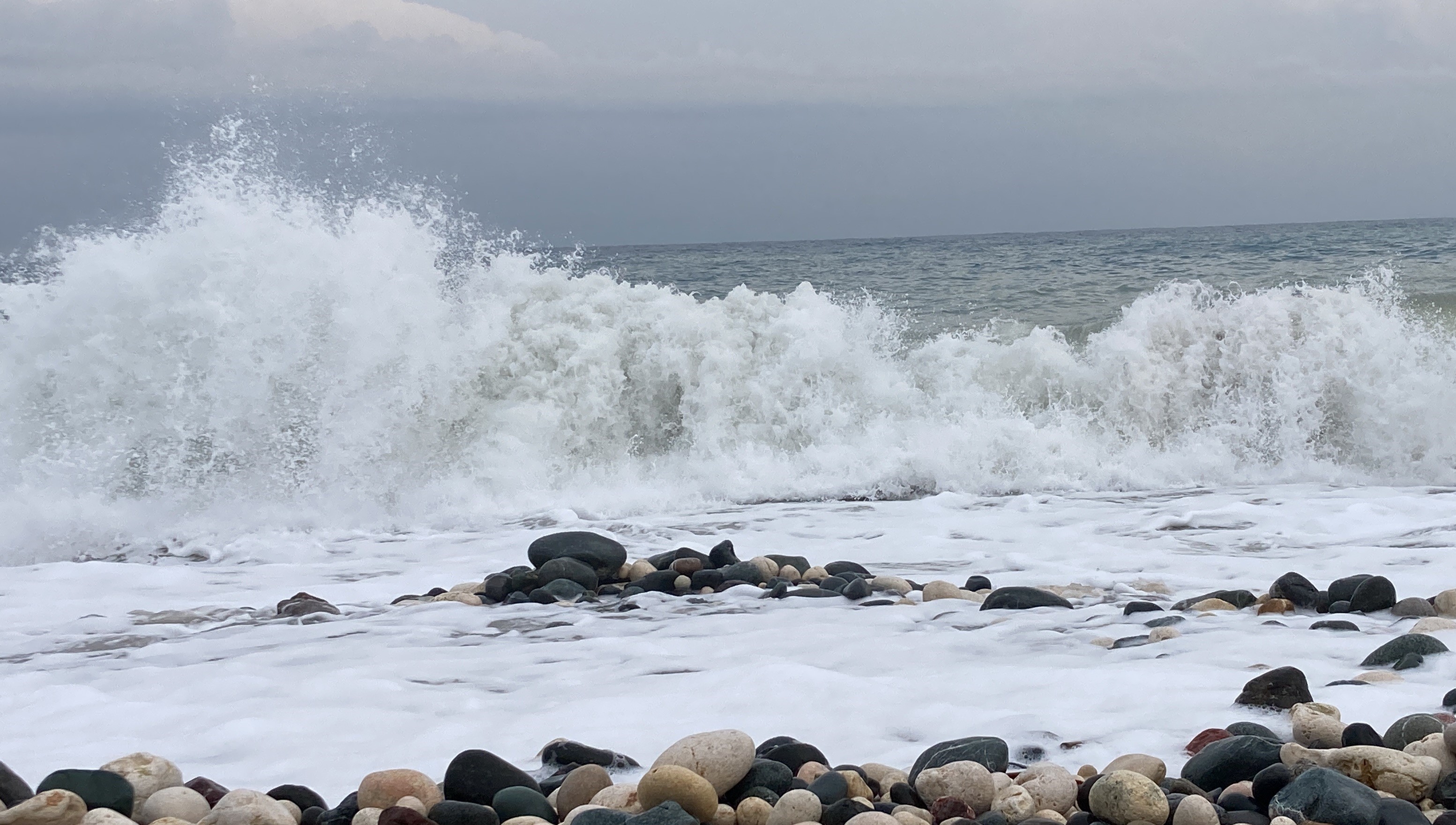 Mersin'de fırtına sonrası dev dalgalar görüldü