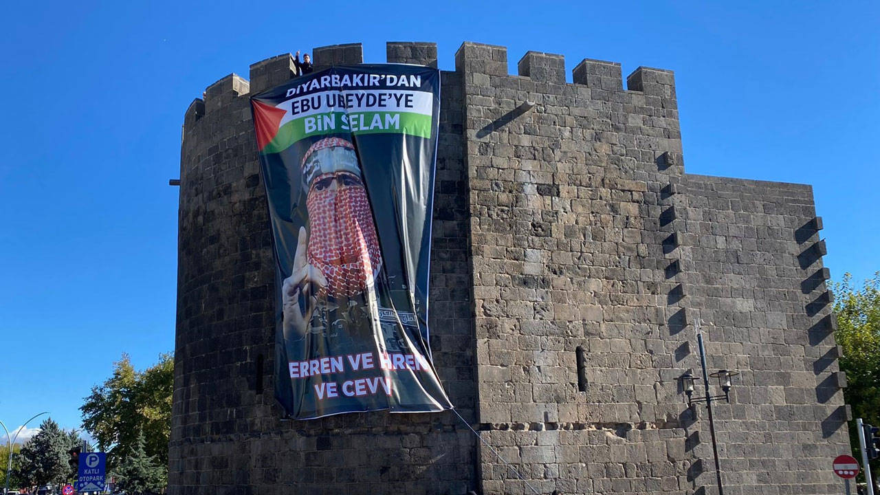 Diyarbakır Surlarına İzzettin El Kassam Tugayları'nın sözcüsünün fotoğrafı asıldı