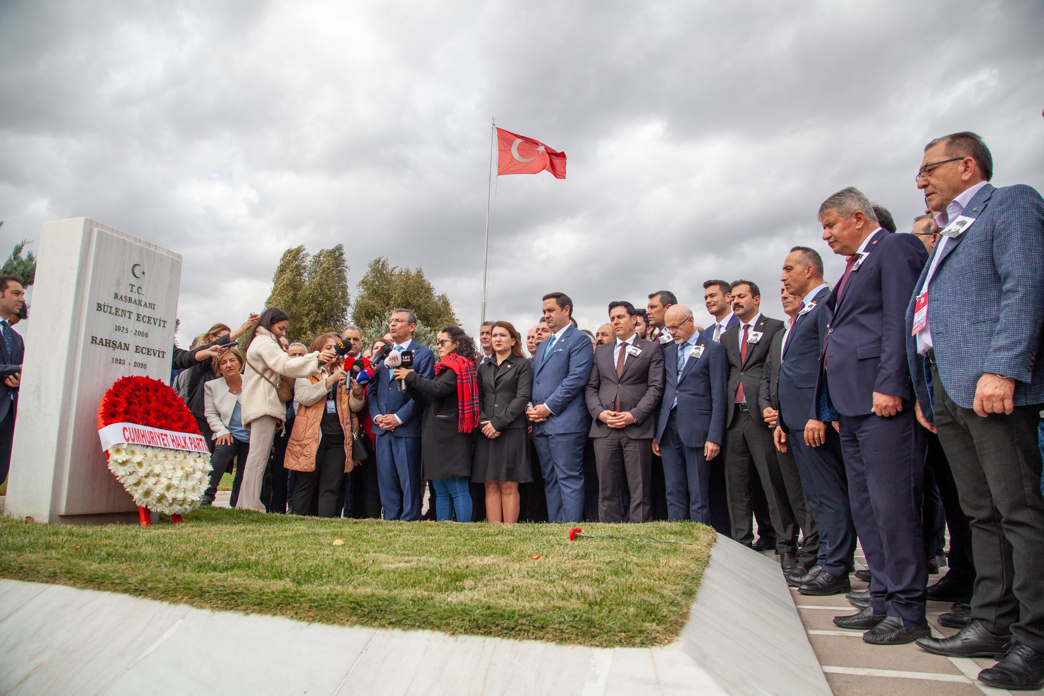 CHP Genel Başkanlığına Seçilen Özgür Özel Bülent Ecevit’in Kabrini Ziyaret Etti