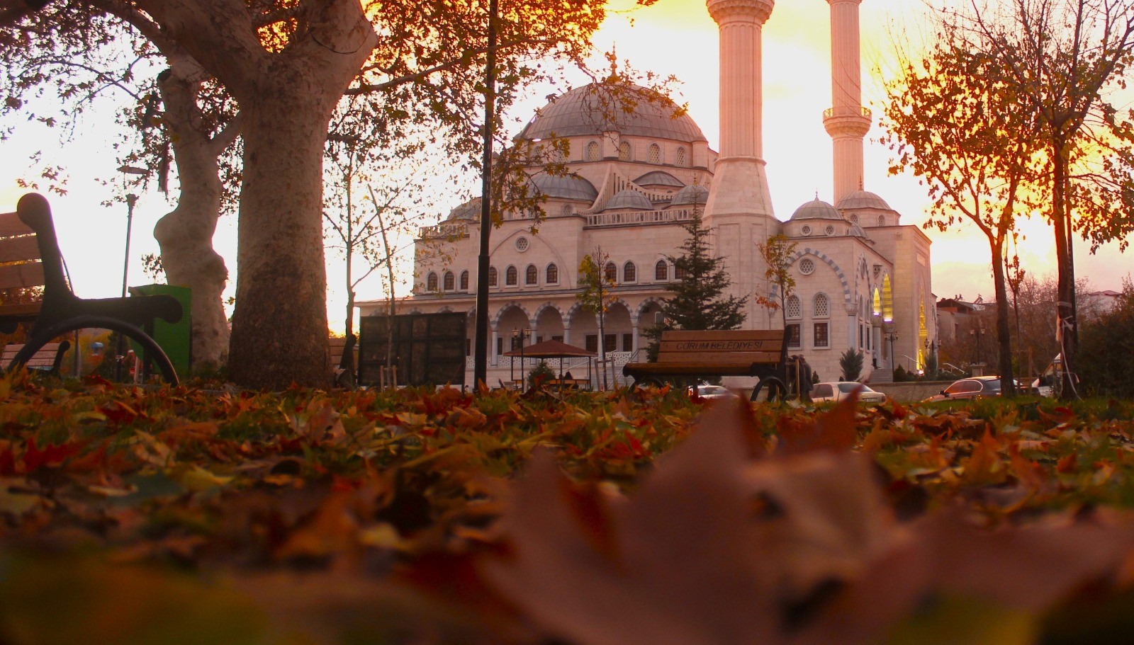 Kahramanmaraş'ın Afşin ilçesi Ashab-ı Kehf Külliye Camii ile gün batımında büyüledi