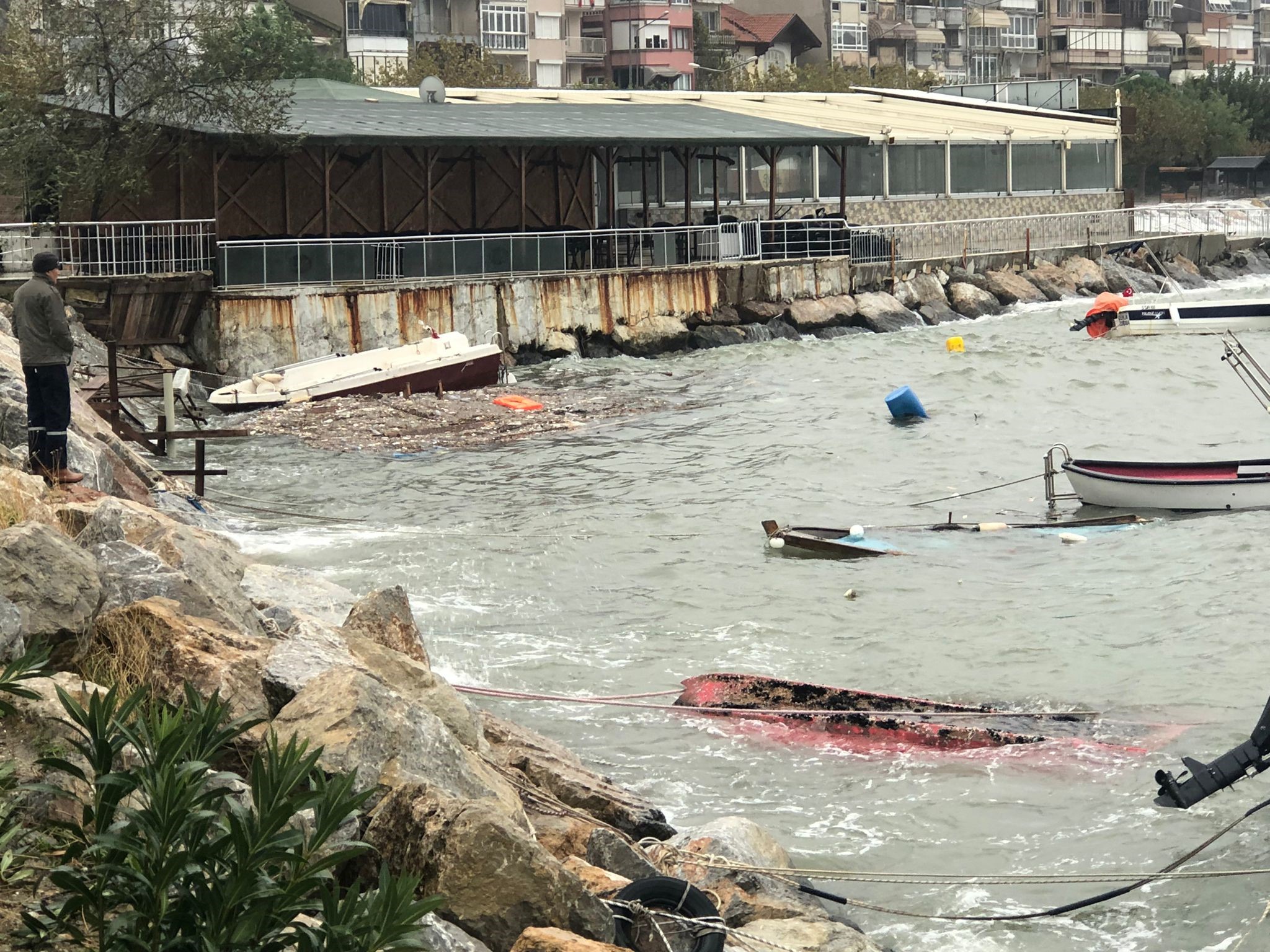 Fırtına tekneleri alabora etti