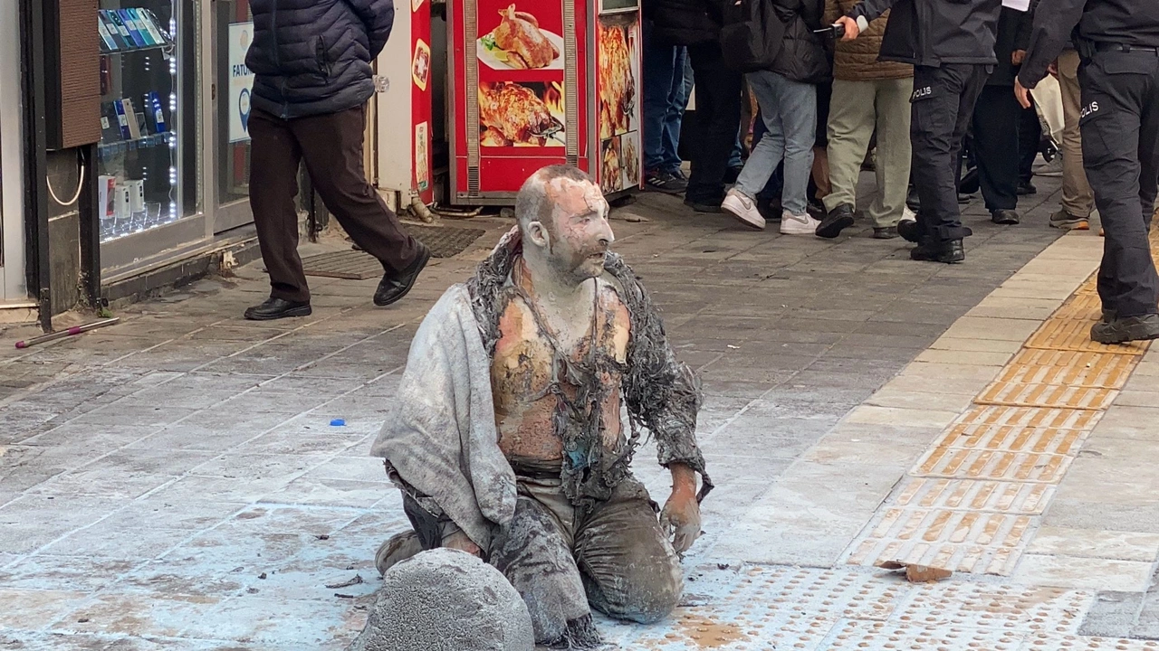 Zabıtaya kızdı kendini yaktı