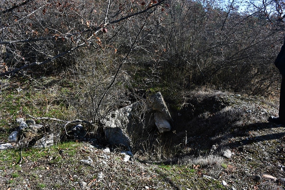 Defineciler depremde ölen insanların mezarlarını talan ettiler