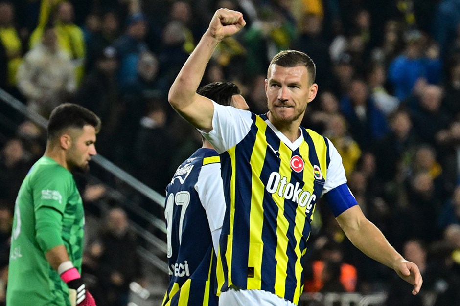 Fenerbahçe Sivasspor'u devirerek liderliğe yükseldi