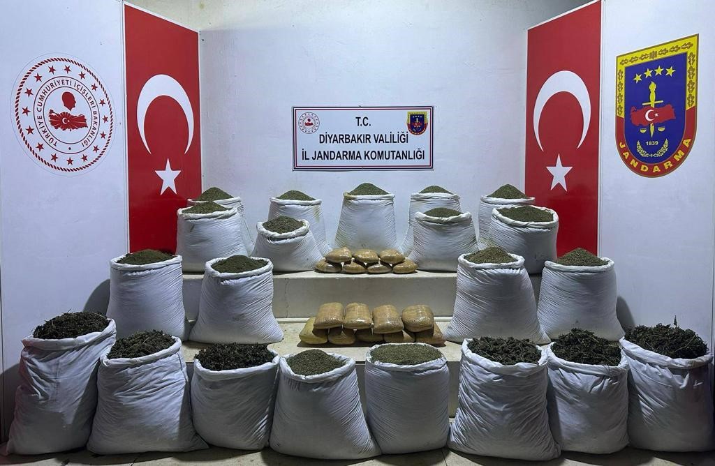 Uy*şturucu operasyonunda 900 kilogramdan fazla esrar ele geçirildi