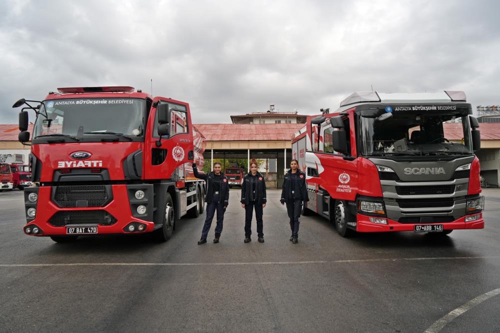 Antalya’daki Kadın İtfaiyeciler Trafikte Görenleri Şaşırtıyor!