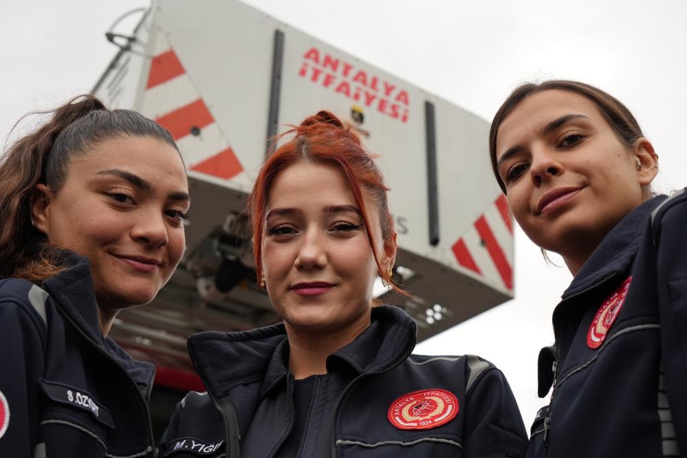 Antalya’daki Kadın İtfaiyeciler Trafikte Görenleri Şaşırtıyor!