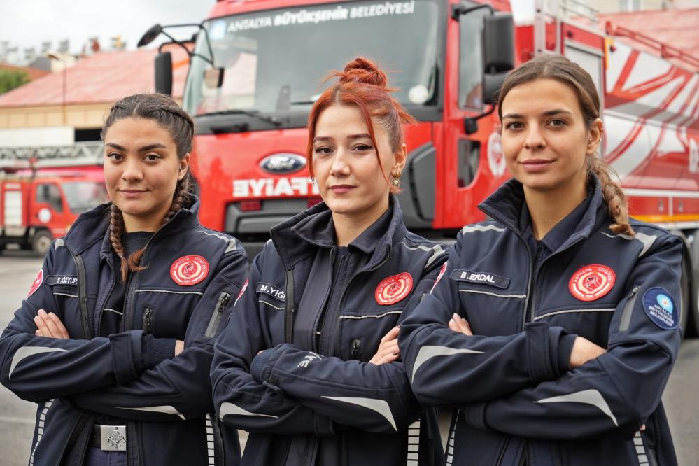 Antalya’daki Kadın İtfaiyeciler Trafikte Görenleri Şaşırtıyor!