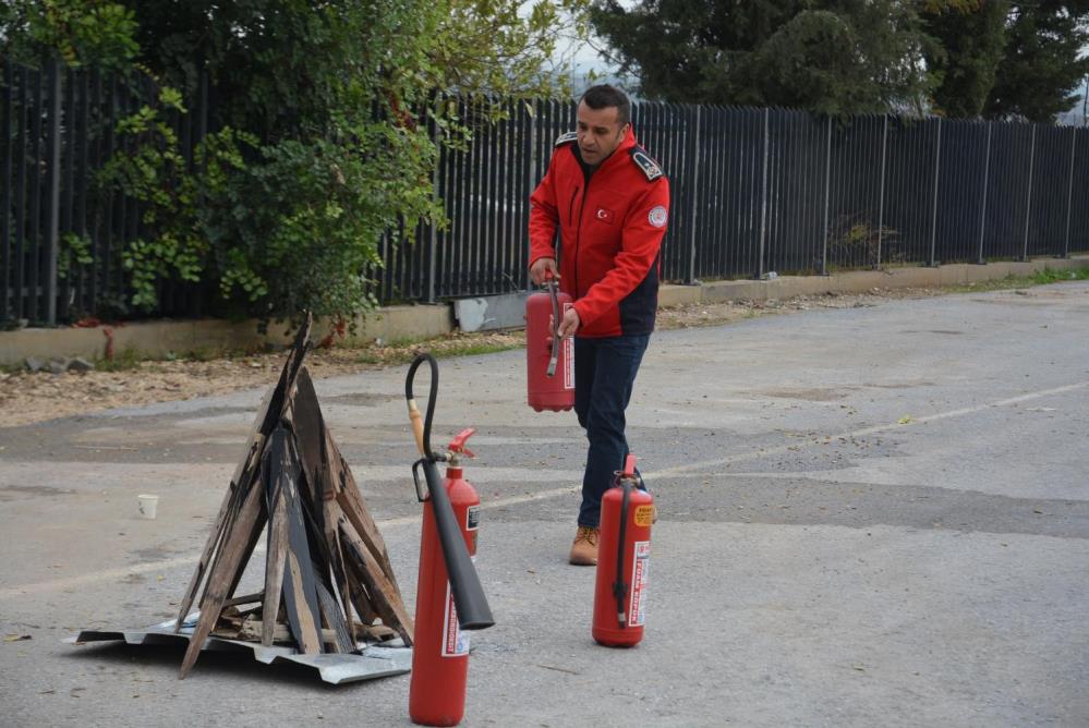 Mersin Büyükşehir Belediyesi personeline yangın eğitimi veriyor