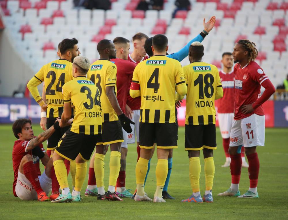 Sivasspor İstanbulspor'u mağlup etti