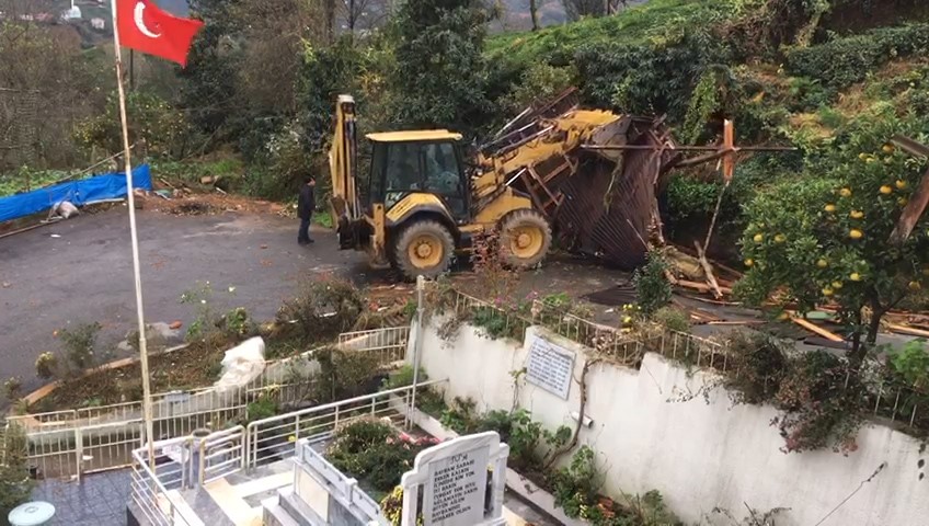 Fırtına Rize’de Çatıları Uçurdu