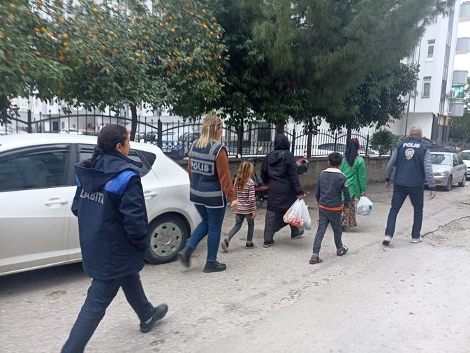 Adana’da Cam Silen Ve Dilenen Şahıslar Gözaltına Alındı W