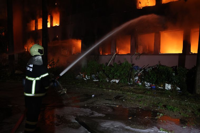 Adana Eski Devlet Hastanesi'nde Çıkan Yangın Kontrol Altına Alındı