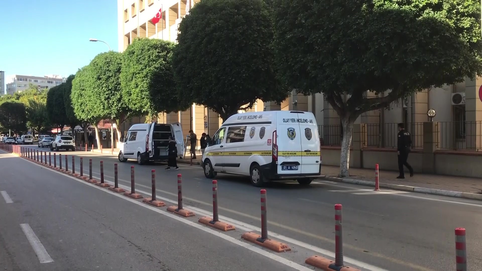 Adana'da Eyp Ile Intihar Girişimi! Polisi Görünce Vazgeçip Teslim Oldu