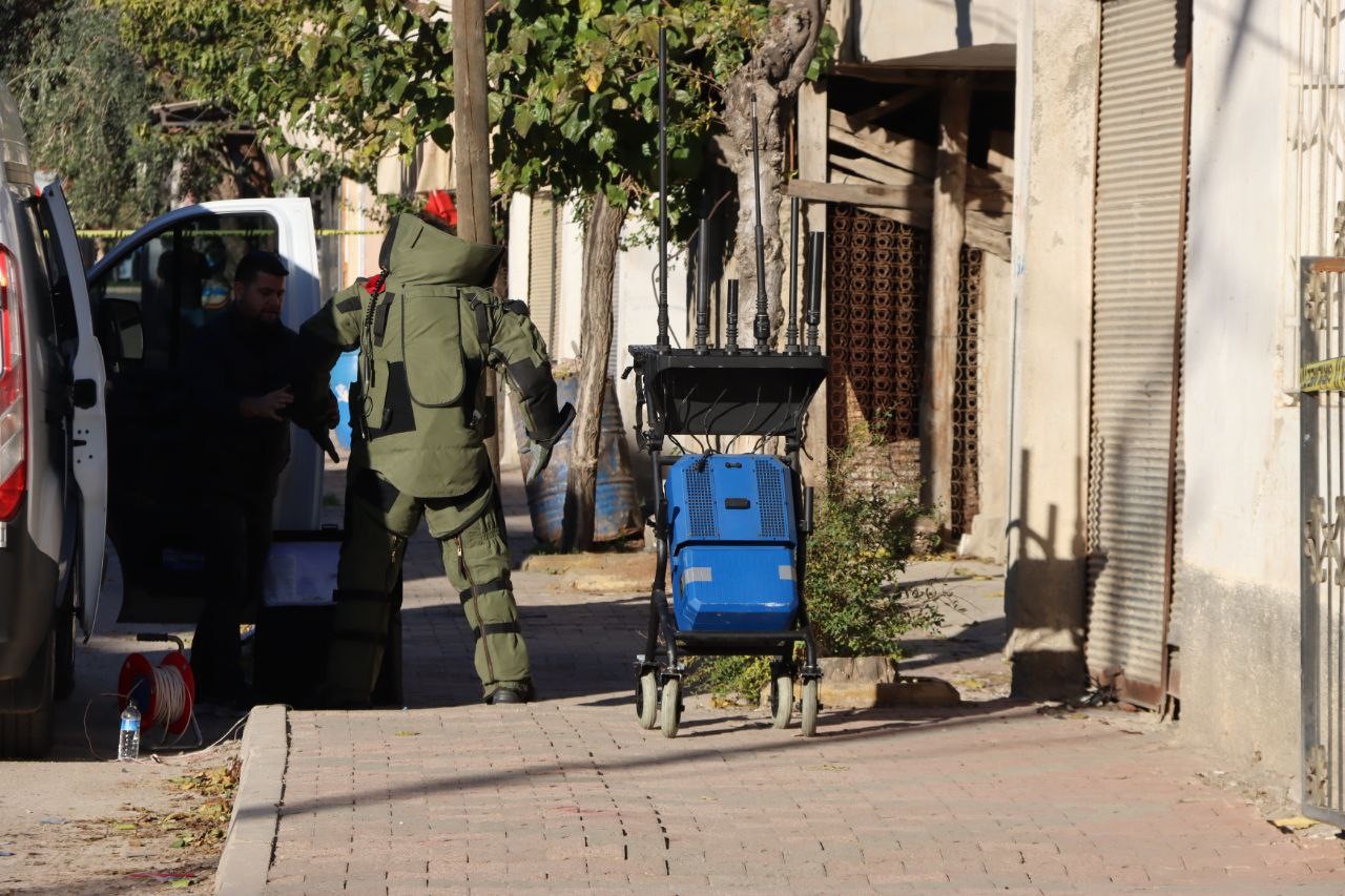 Adana'da soygun girişimi! 'Üzerimde bomba var' dedi kuyumcuyu daldı 