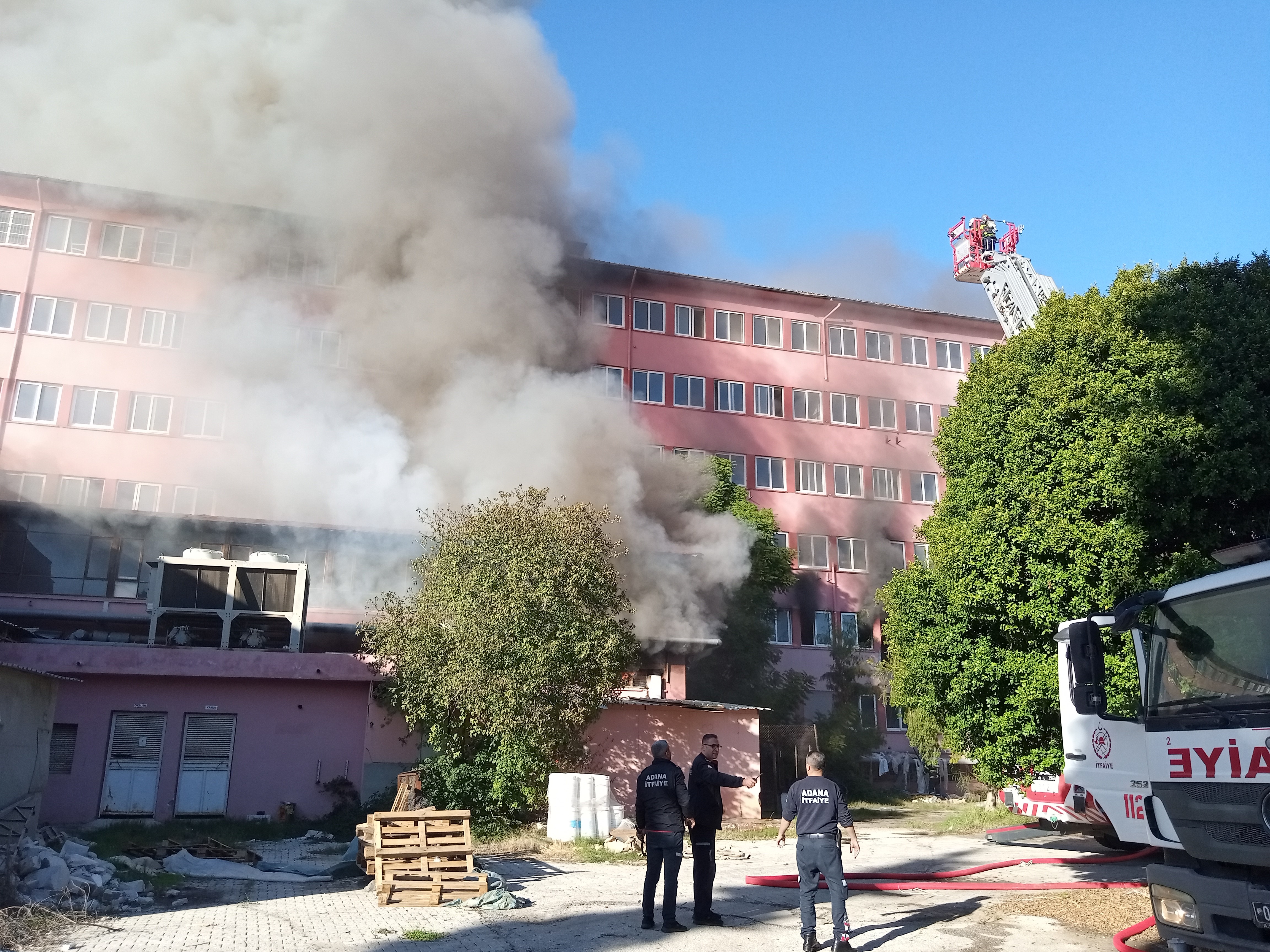 Adana'daki eski devlet hastanesinde yangın! 2 işçi mahsur kaldı 