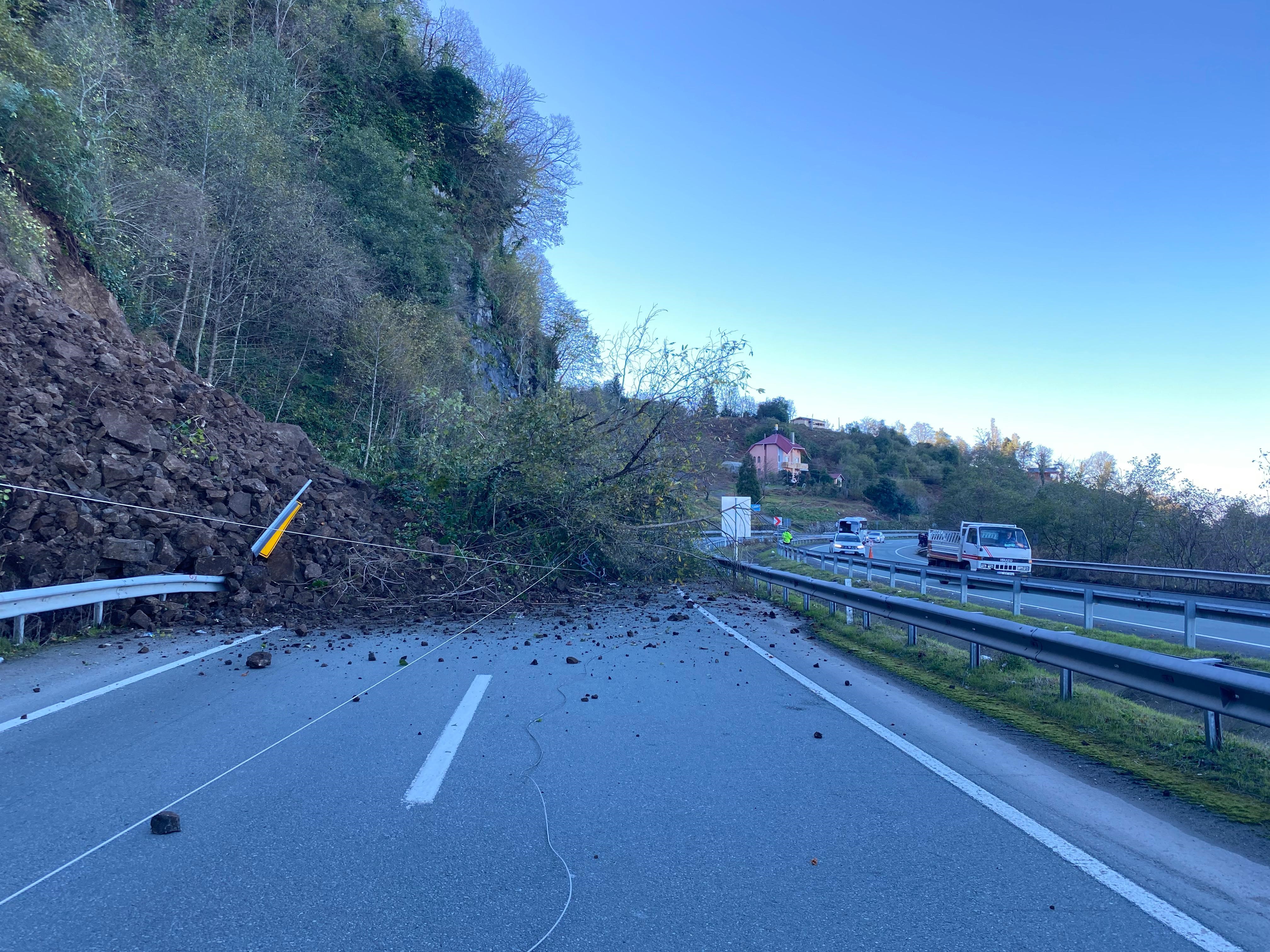 Artvin’de Heyelan Nedeniyle Karayolu Ulaşıma Kapandı