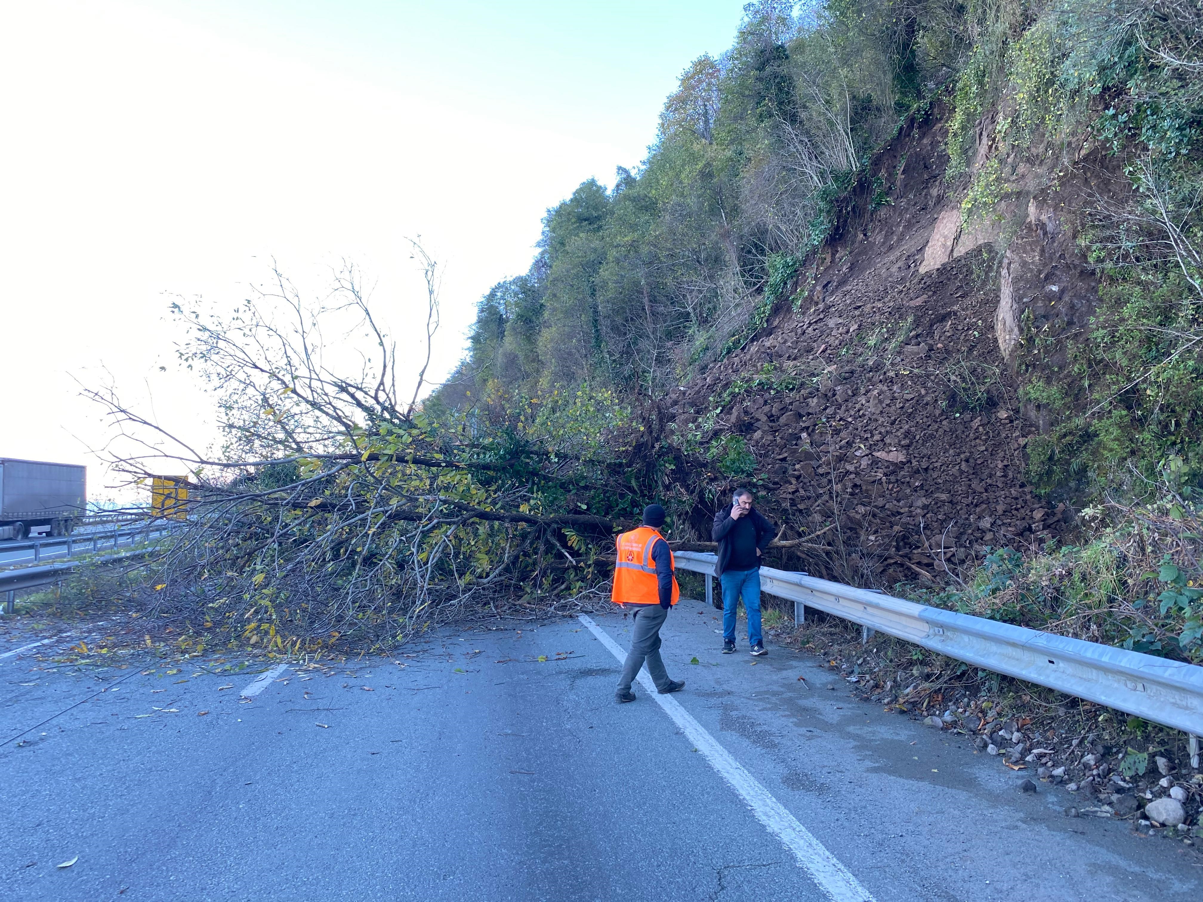 Artvin’de Heyelan Nedeniyle Karayolu Ulaşıma Kapandı2