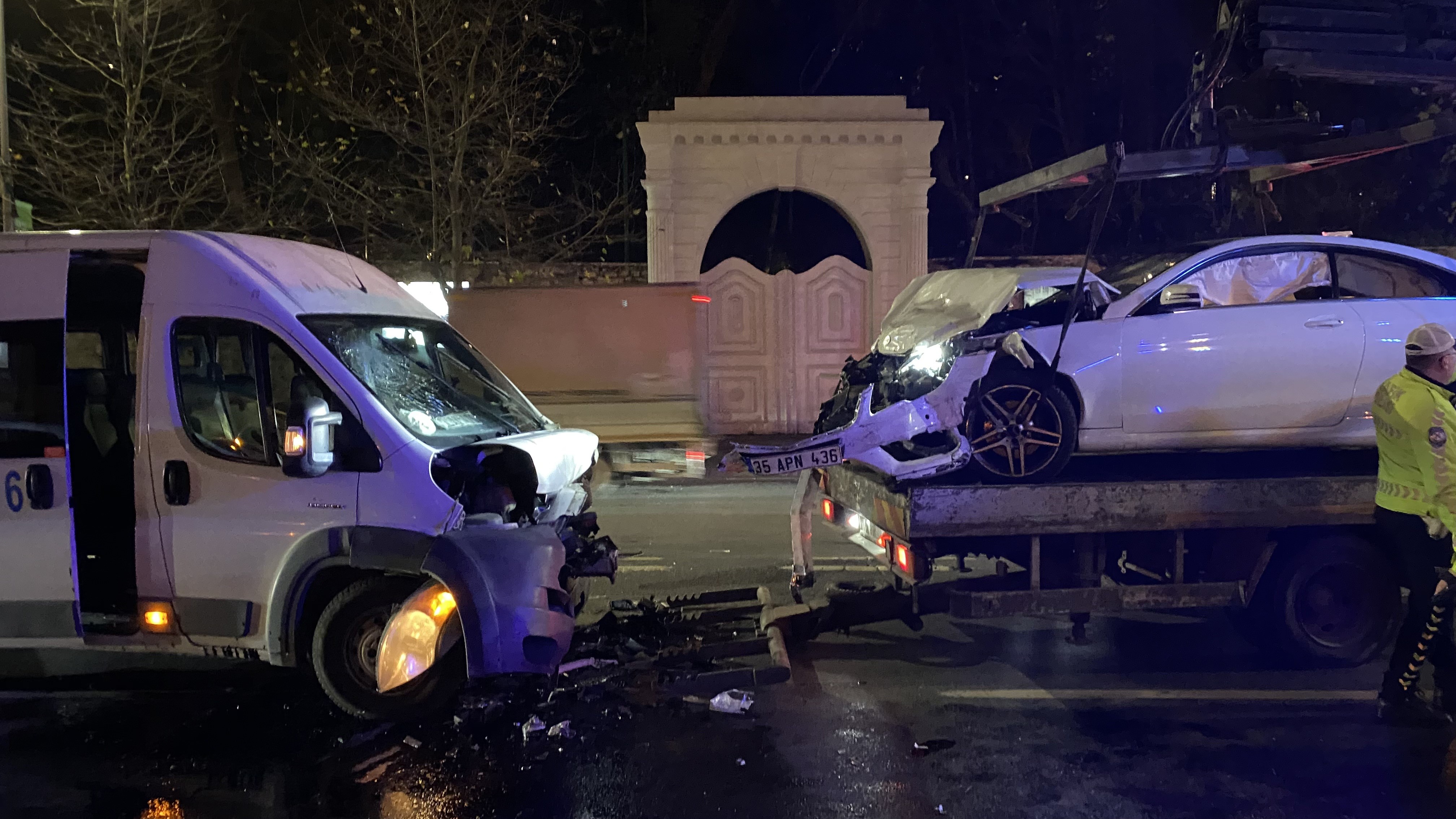 Beşiktaş'ta Servis Minibüsü Ve Otomobil Kafa Kafaya Çarpıştı4