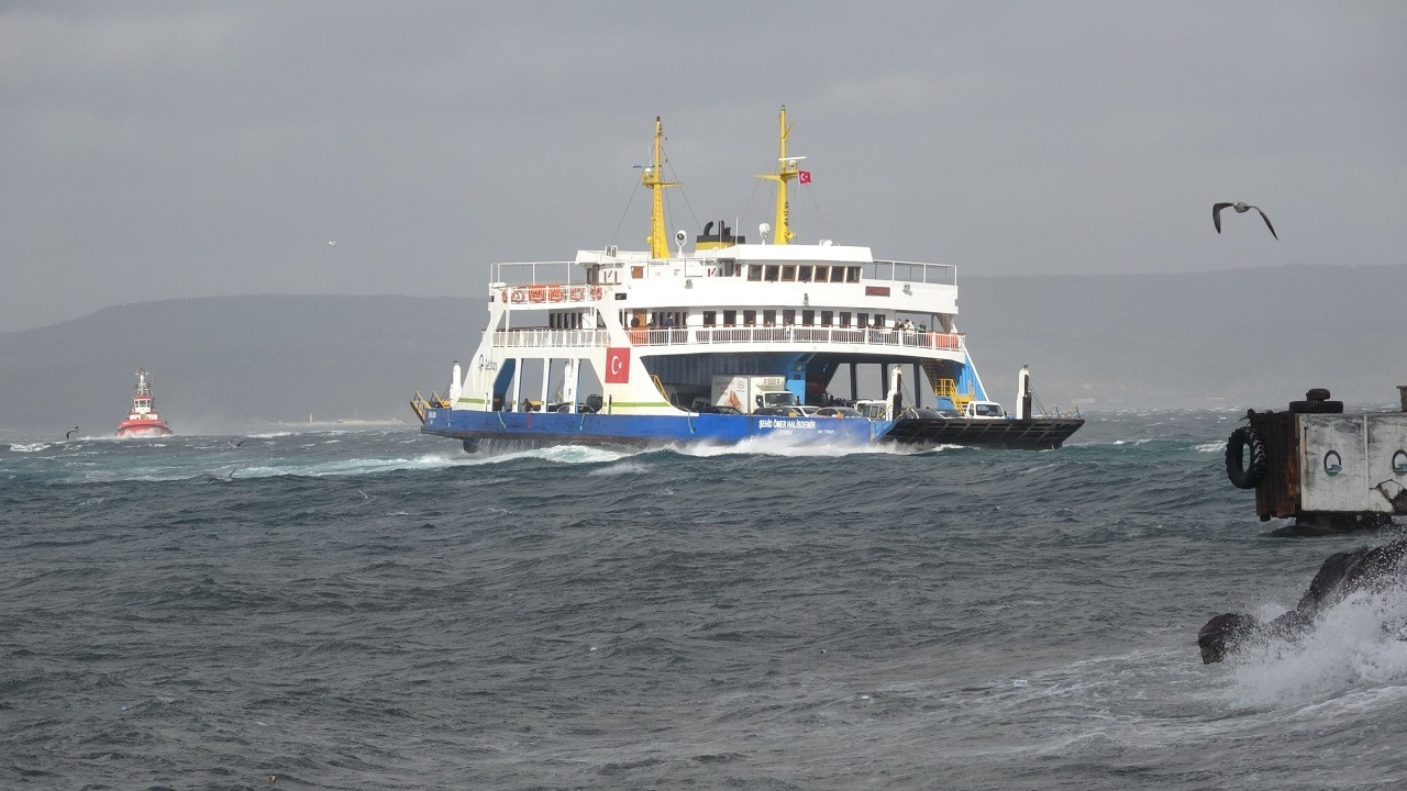 Çanakkale'de fırtına nedeniyle feribot seferleri iptal edildi