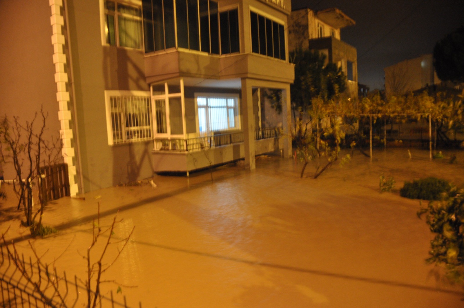 Çardak’ta Sağanak Yağış Etkili Oldu, Bahçe Ve Tarlalar Göle Döndü2