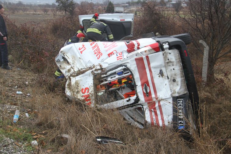 Çifte kaza! Devrilen ambulansa yardıma koşarken kaza yaptılar