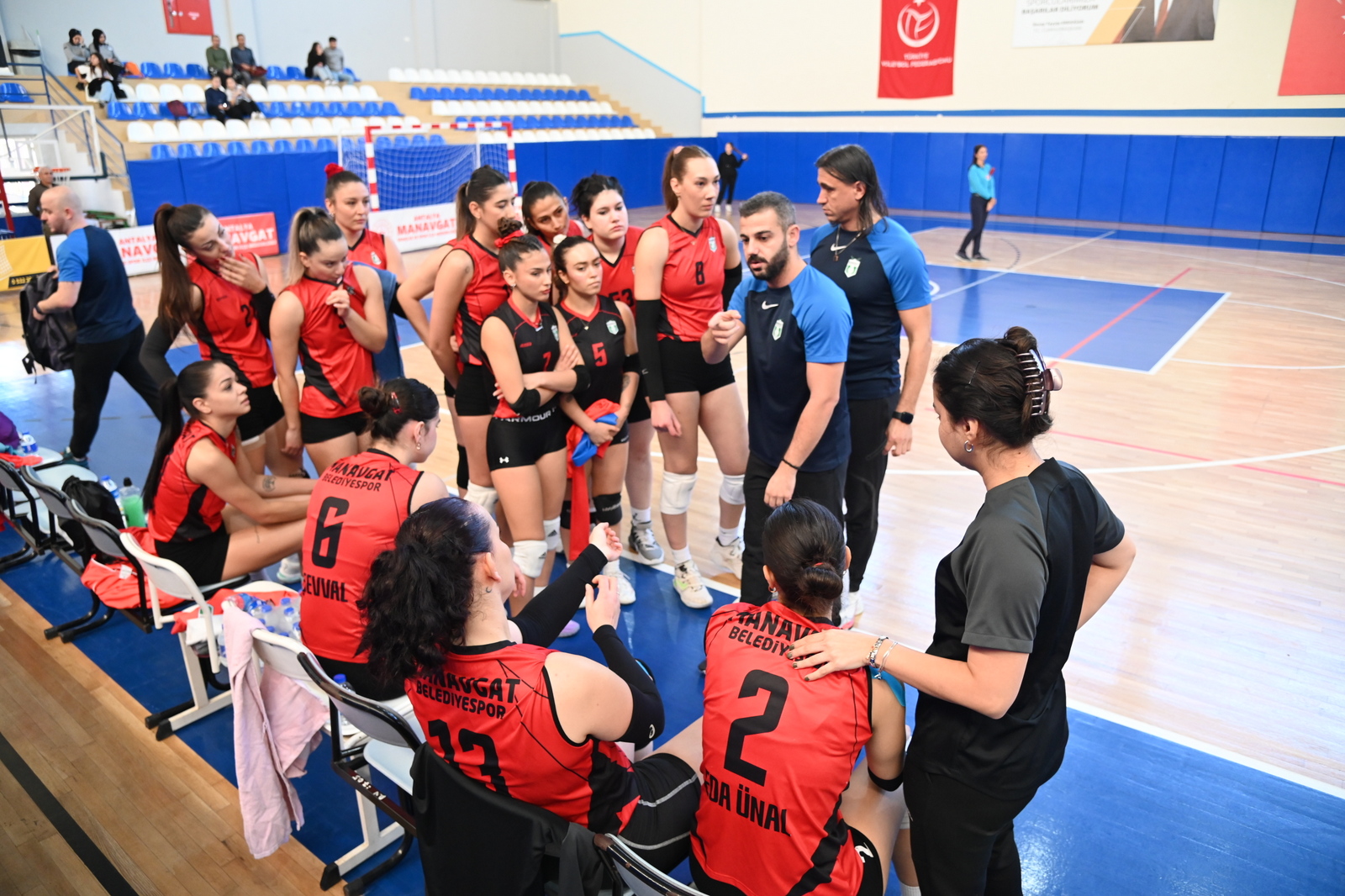 Manavgat Belediyespor Kadın Voleybol Takımı liderlik koltuğuna oturdu