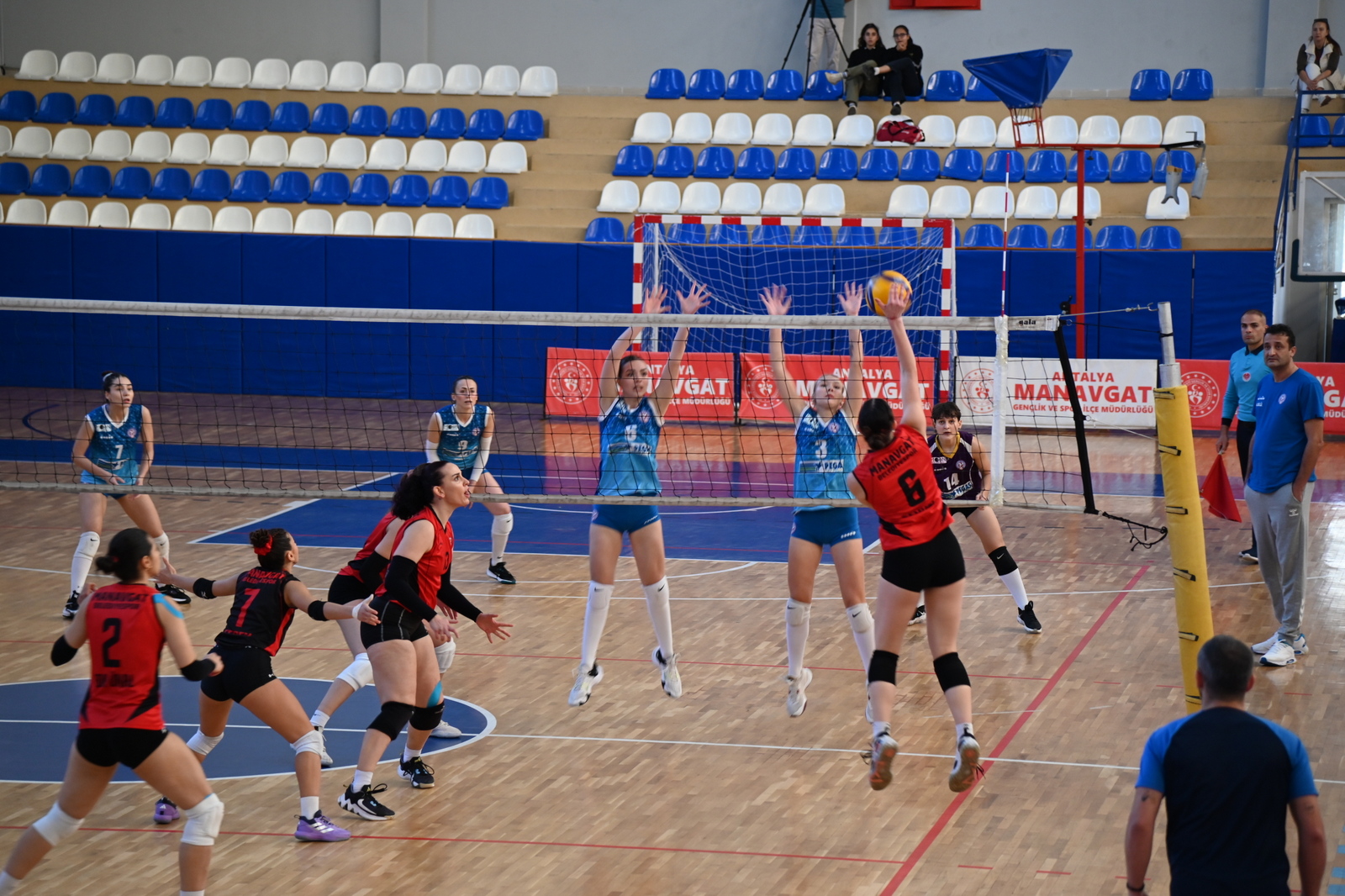 Manavgat Belediyespor Kadın Voleybol Takımı liderlik koltuğuna oturdu