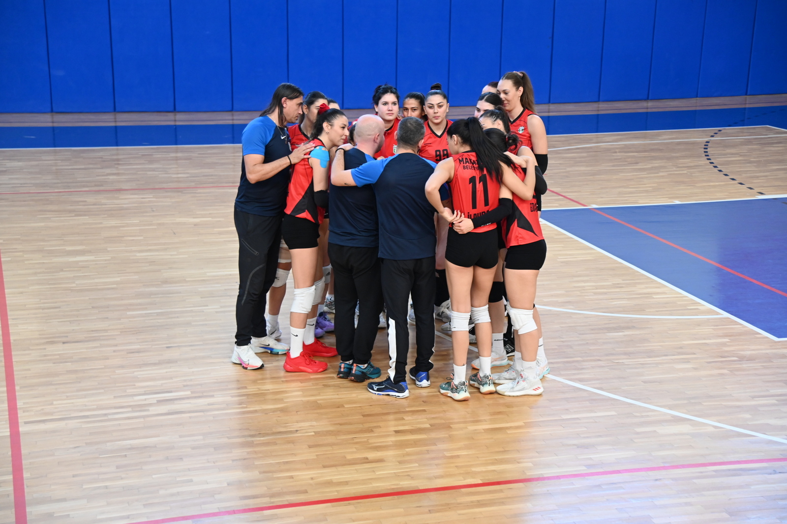 Manavgat Belediyespor Kadın Voleybol Takımı liderlik koltuğuna oturdu