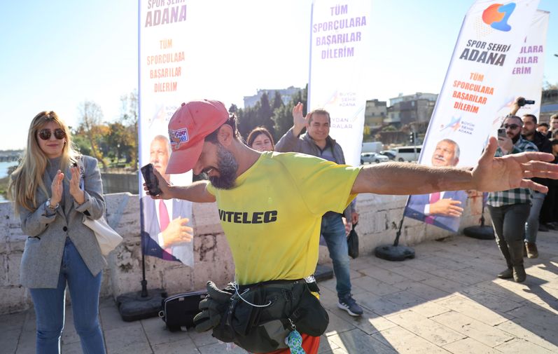 Depremzedeler için 3 bin 600 kilometre koştu, Adana'da kebapla karşılandı